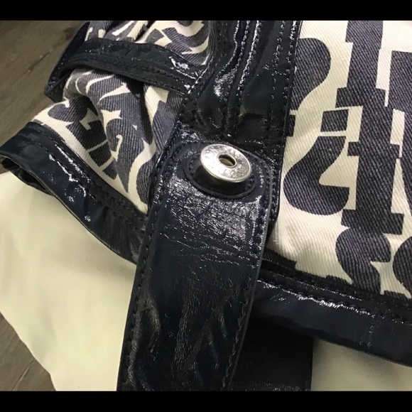 Guess Signature Canvas Tote Large - Picture 10 of 13